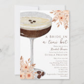 Eine Brille in einem Tini Bit Martini-Brautparty Einladung (Vorderseite)