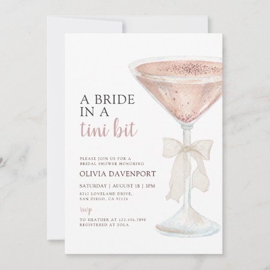 Eine Brille in einem Tini Bit Martini-Brautparty Einladung (Vorderseite)