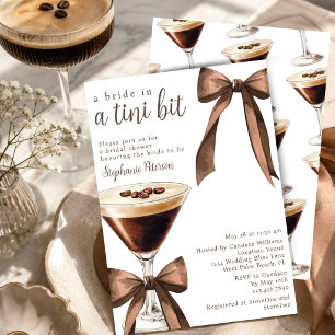 Eine Brille in einem Tini Bit Martini-Brautparty Einladung