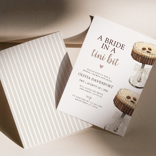 Eine Brille in einem Tini Bit Martini-Brautparty Einladung