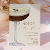 Eine Brille in einem Tini-Bit Martini-Brautparty