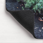 Eine Brücke über einen goldenen Teich, umgeben von Mousepad (Ecke)
