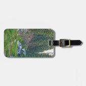 Eine Buck-Erholung an einem Kaskadenfluss Gepäckanhänger (Vorderseite horizontal)