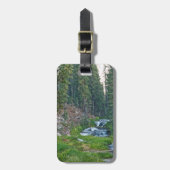 Eine Buck-Erholung an einem Kaskadenfluss Gepäckanhänger (Vorderseite vertikal)