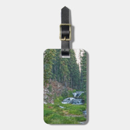 Eine Buck-Erholung an einem Kaskadenfluss Gepäckanhänger