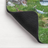 Eine Buck-Erholung an einem Kaskadenfluss Mousepad (Ecke)