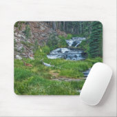Eine Buck-Erholung an einem Kaskadenfluss Mousepad (Mit Mouse)