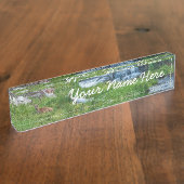 Eine Buck-Erholung an einem Kaskadenfluss Namensplakette (Seite)