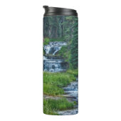 Eine Buck-Erholung an einem Kaskadenfluss Thermosbecher (Nach rechts gedreht)