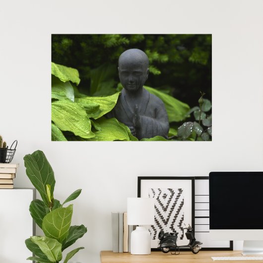Eine Buddha-Statue im Meditationsgarten Poster (Heimbüro)