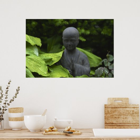 Eine Buddha-Statue im Meditationsgarten Poster (Küche)