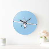 Eine Cessna im Flug Große Wanduhr (Zuhause)