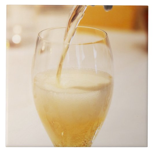 Eine Champagnerflöte wird mit Gosset gefüllt Fliese (Vorderseite)