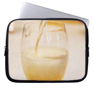 Eine Champagnerflöte wird mit Gosset gefüllt Laptopschutzhülle