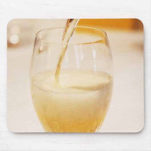 Eine Champagnerflöte wird mit Gosset gefüllt Mousepad (Vorne)