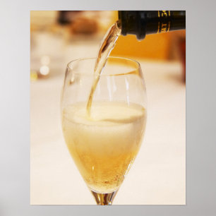 Eine Champagnerflöte wird mit Gosset gefüllt Poster