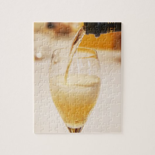 Eine Champagnerflöte wird mit Gosset gefüllt Puzzle (Vertikal)