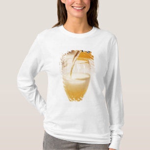 Eine Champagnerflöte wird mit Gosset gefüllt T-Shirt