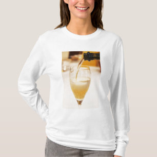 Eine Champagnerflöte wird mit Gosset gefüllt T-Shirt