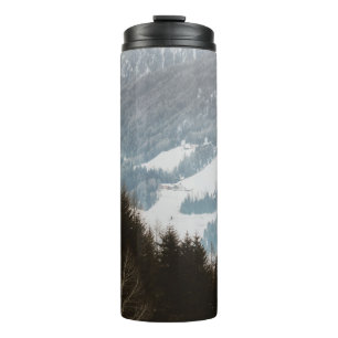 EINE CHANCE-SITZUNG, WÄHREND SIE FÜR EINEN HOT FOG THERMOSBECHER