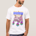 Eine Chanukka-Miezekatze T-Shirt<br><div class="desc">Der Spaß,  der,  der,  der,  der,  der,  der,  der,  der,  der,  der,  der spinnt entzückender,  glücklicher Chanukka-Miezekatze,  der dreidels vor einem traditionellen jüdischen menorah ist perfekt für Chanukah Geschenke und Geschenkideen für die Feiertage.</div>