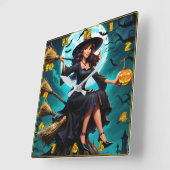 Eine charmante Hexe mit Kürbis bei Dämmerung Quadratische Wanduhr (Winkel)