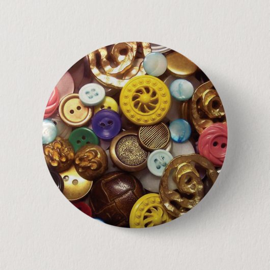 Eine Collage der Knöpfe einschließlich gelben Button (Vorderseite)