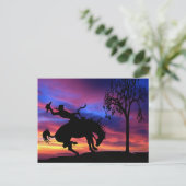 Eine Cowboy-Silhouette bei Sonnenuntergang Postkarte (Stehend Vorderseite)