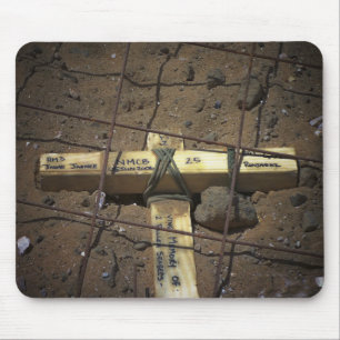 Eine Crew für die Straßenreparatur stellt ein Kreu Mousepad