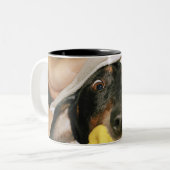 Eine Dackel, die gebadet wird Zweifarbige Tasse (Vorderseite Links)