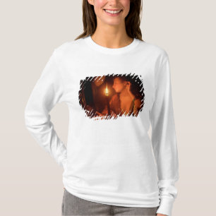 Eine Dame Admiring An Earring durch Kerzenlicht T-Shirt