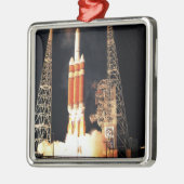 Eine Delta-IV-Rakete hebt ab Ornament Aus Metall (Links)