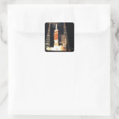 Eine Delta-IV-Rakete hebt ab Quadratischer Aufkleber (Tasche)