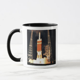 Eine Delta-IV-Rakete hebt ab Tasse