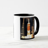 Eine Delta-IV-Rakete hebt ab Tasse (VorderseiteRechts)