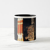 Eine Delta-IV-Rakete hebt ab Zweifarbige Tasse (Mittel)