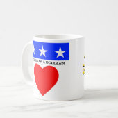 Eine DOUGLAS! Tasse mit Douglas-Abzeichen (Vorderseite Links)