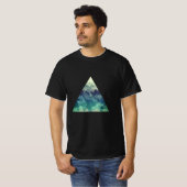 Eine dreieckige, geometrische Berglandschaft T-Shirt (Vorne ganz)