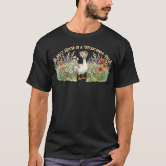 Eine dumme Gans auf einem Wildblumenfeld T-Shirt