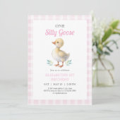 Eine dumme Gans Pink Gingham Mädchen Erster Geburt Einladung (Stehend Vorderseite)