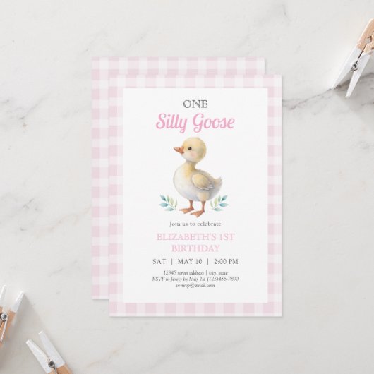 Eine dumme Gans Pink Gingham Mädchen Erster Geburt Einladung (Vorderseite/Rückseite Beispiel)