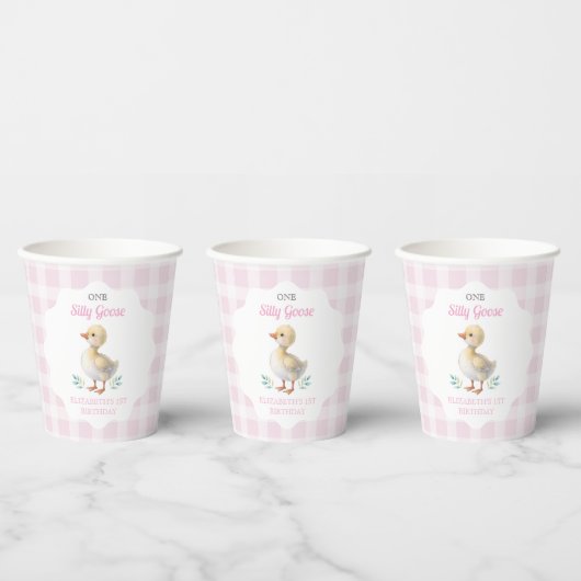 Eine dumme Gans rosa Gingham Mädchen erster Geburt Pappbecher (Multi)