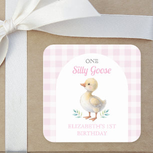 Eine dumme Gans rosa Gingham Mädchen erster Geburt Quadratischer Aufkleber