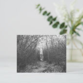 "EINE DUNKELSTRASSE VORBEI" POSTKARTE (Stehend Vorderseite)