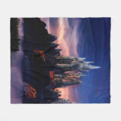 Eine düstere märchenhafte Burg auf einem Berg inmi Fleecedecke (Vorderseite (Horizontal))