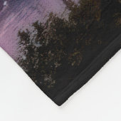 Eine düstere märchenhafte Burg auf einem Berg inmi Fleecedecke (Ecke)