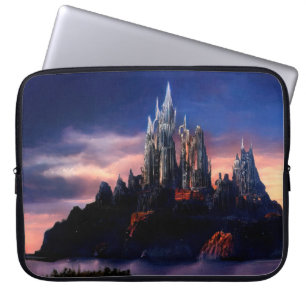 Eine düstere märchenhafte Burg auf einem Berg inmi Laptopschutzhülle
