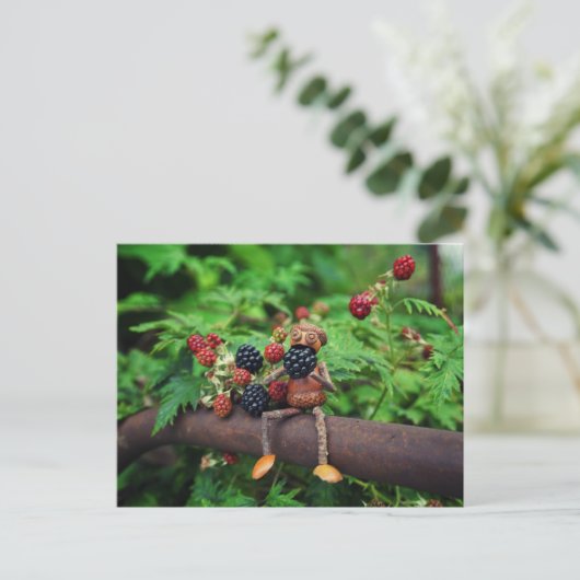 Eine Eichelfe isst BlackBerry Postkarte (Stehend Vorderseite)