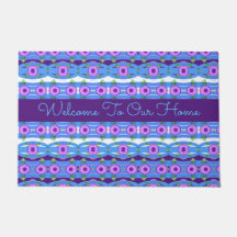 Eine einladende blaue und Lila Gemusterte Türmatte