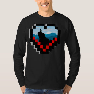 Eine einsame Figur sitzt auf einem Berggipfel bei T-Shirt